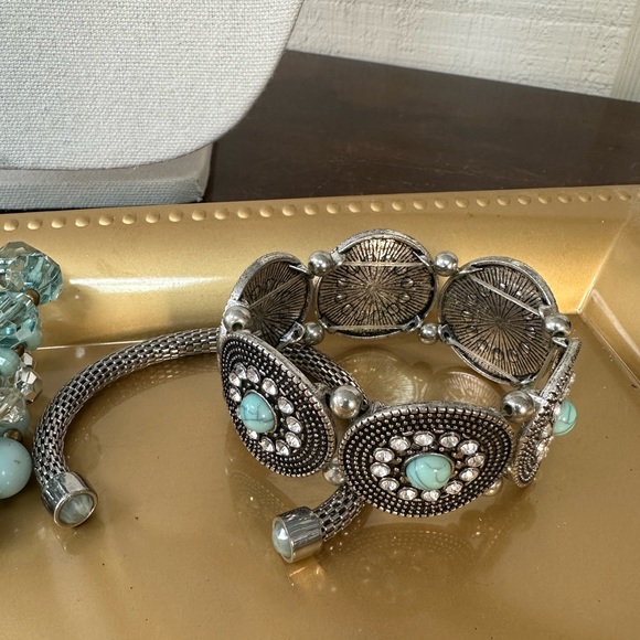 Set of 4 silvertone mint green bracelets - Picture 3 of 10